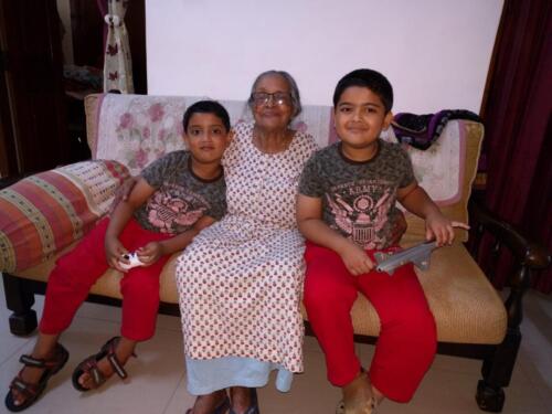JosephKurianPuthooranMomwithGrandchildren